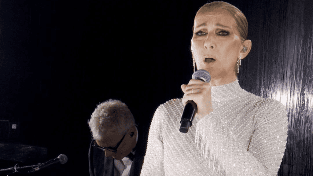 Cantora canadense Céline Dion em show na Torre Eiffel no encerramento da cerimônia de abertura das Olimpíadas de Paris | 26.jul.2024/Divulgação