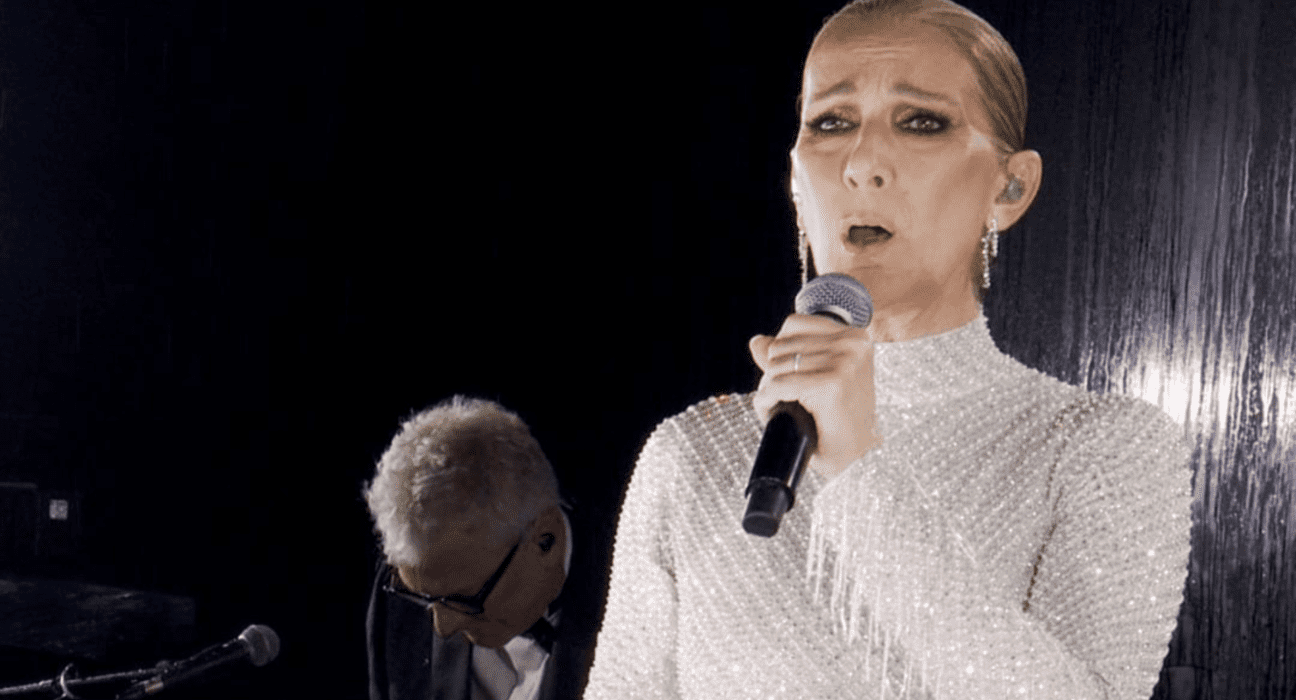 Cantora canadense Céline Dion em show na Torre Eiffel no encerramento da cerimônia de abertura das Olimpíadas de Paris | 26.jul.2024/Divulgação