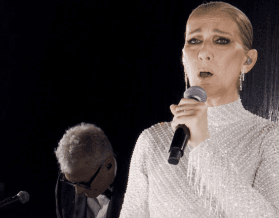 Cantora canadense Céline Dion em show na Torre Eiffel no encerramento da cerimônia de abertura das Olimpíadas de Paris | 26.jul.2024/Divulgação