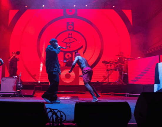 Russo Passapusso, vocalista do BaianaSystem, em show no Festival Olímpico Parque Time Brasil, no parque Villa-Lobos, em São Paulo | Léo Barrilari - 27.jul.2024/COB/Divulgação