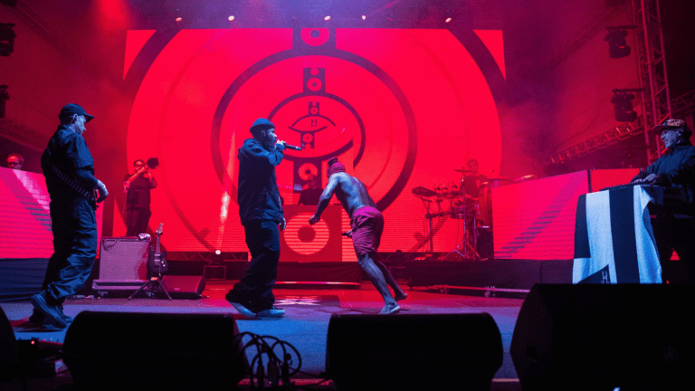 Russo Passapusso, vocalista do BaianaSystem, em show no Festival Olímpico Parque Time Brasil, no parque Villa-Lobos, em São Paulo | Léo Barrilari - 27.jul.2024/COB/Divulgação