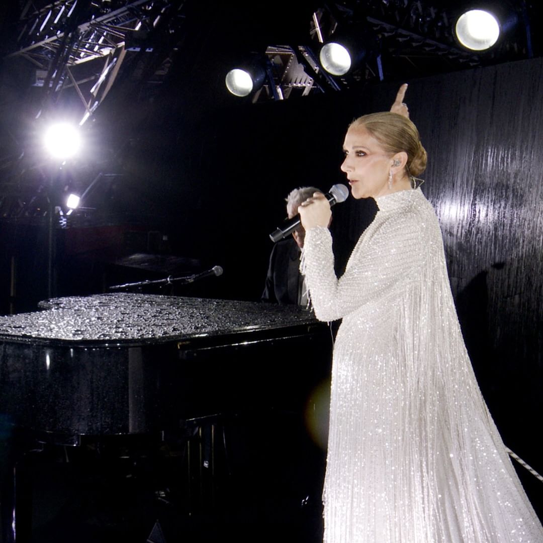 Cantora canadense Céline Dion em show na Torre Eiffel no encerramento da cerimônia de abertura das Olimpíadas de Paris | 26.jul.2024/Divulgação