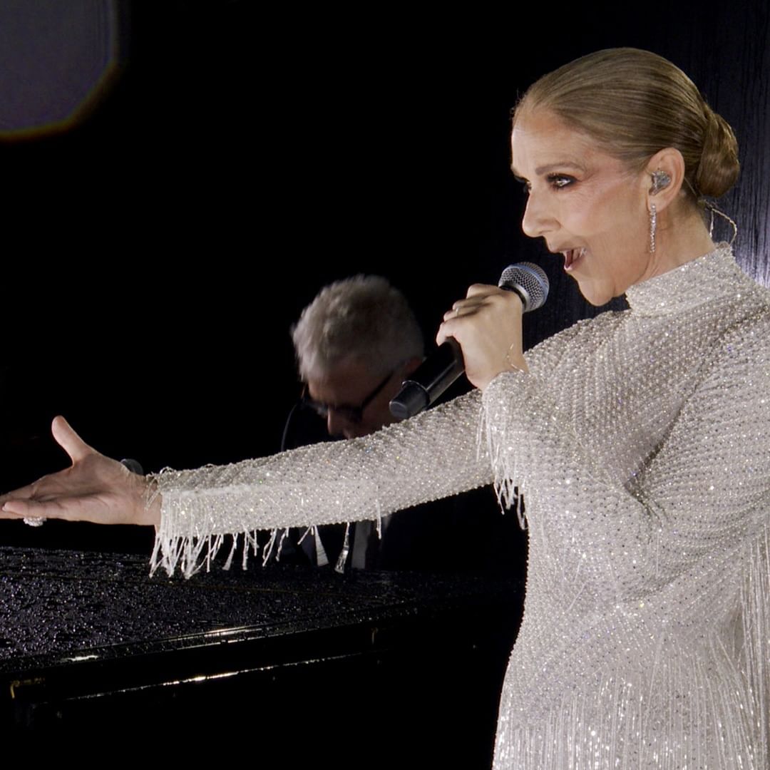 Cantora canadense Céline Dion em show na Torre Eiffel no encerramento da cerimônia de abertura das Olimpíadas de Paris | 26.jul.2024/Divulgação