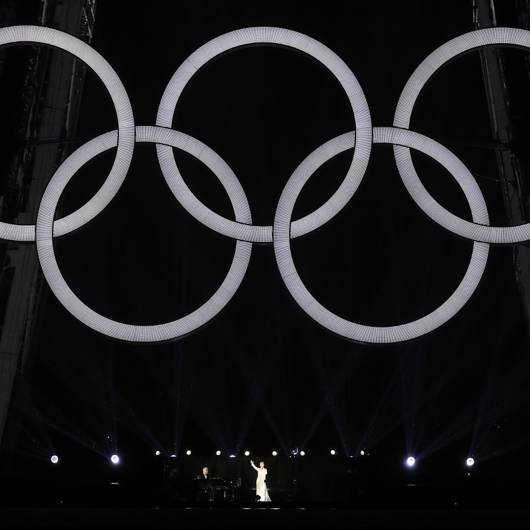 Cantora canadense Céline Dion em show na Torre Eiffel no encerramento da cerimônia de abertura das Olimpíadas de Paris | 26.jul.2024/Divulgação