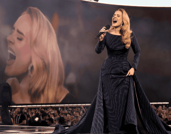 Cantora britânica Adele em primeiro show de sua residência na arena Messe München, em Munique, na Alemanha | Kevin Mazur - 2.ago.2024/Getty Images/Divulgação