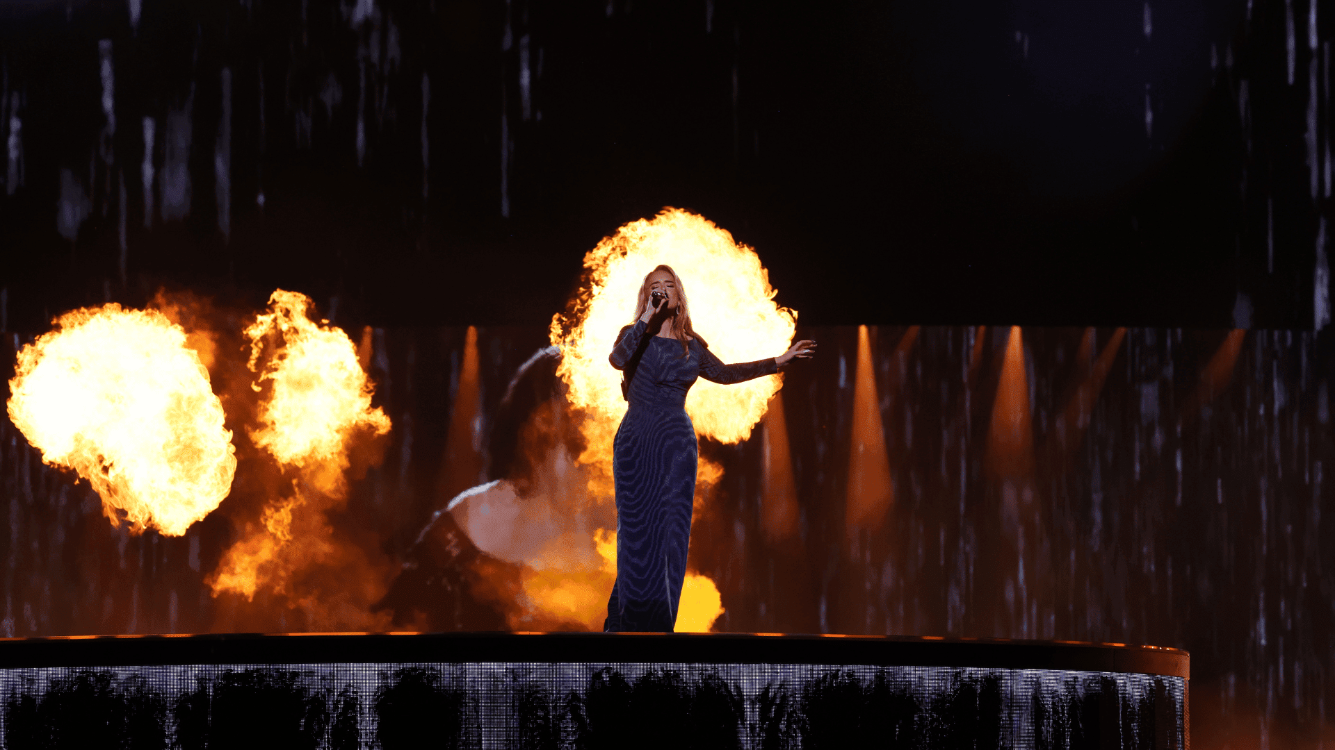 Cantora britânica Adele em primeiro show de sua residência na arena Messe München, em Munique, na Alemanha | Kevin Mazur - 2.ago.2024/Getty Images/Divulgação