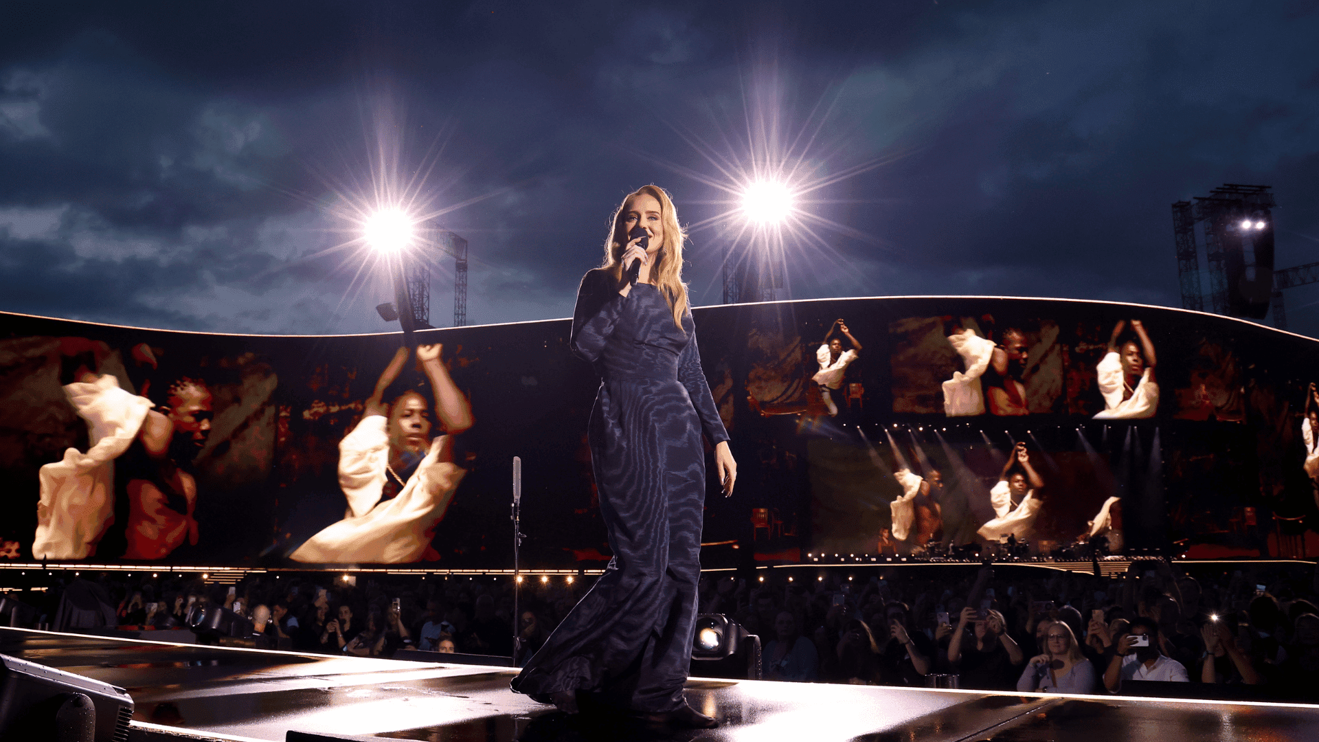 Cantora britânica Adele em primeiro show de sua residência na arena Messe München, em Munique, na Alemanha | Kevin Mazur - 2.ago.2024/Getty Images/Divulgação