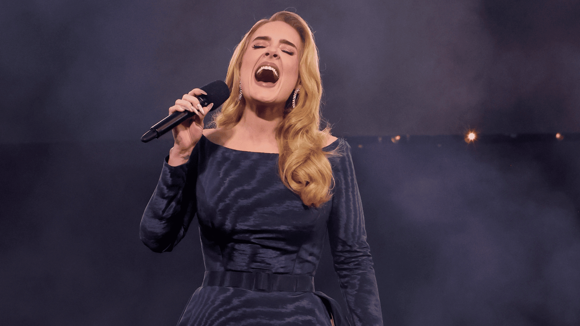 Cantora britânica Adele em primeiro show de sua residência na arena Messe München, em Munique, na Alemanha | Kevin Mazur - 2.ago.2024/Getty Images/Divulgação