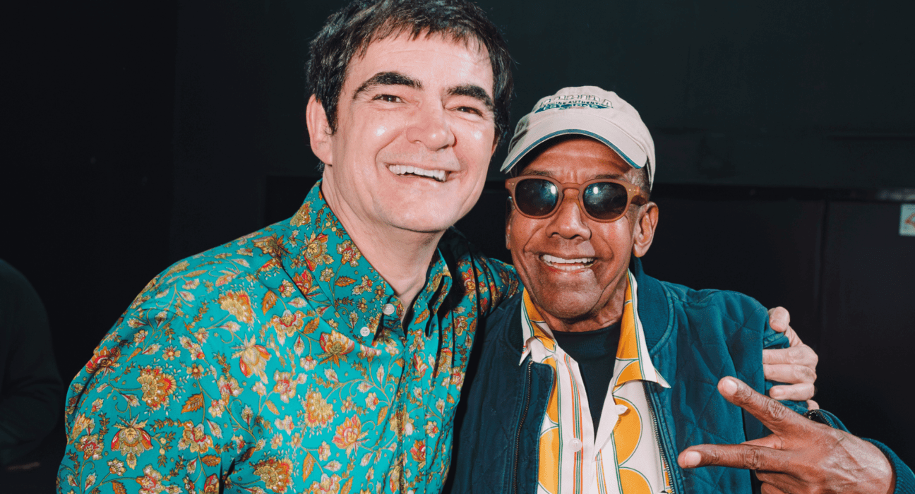 Samuel Rosa (esq.) e Jorge Ben Jor nos bastidores de show do primeiro álbum solo, "Rosa", no Espaço Unimed, em São Paulo | Rafael Stabelli - 2.ago.2024/Divulgação