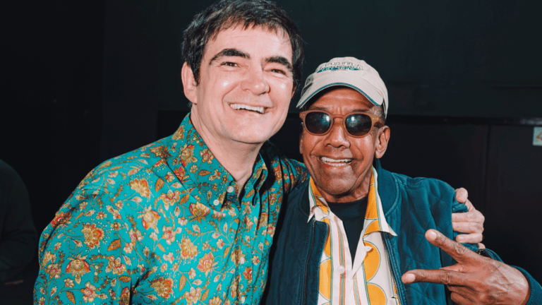 Samuel Rosa (esq.) e Jorge Ben Jor nos bastidores de show do primeiro álbum solo, "Rosa", no Espaço Unimed, em São Paulo | Rafael Stabelli - 2.ago.2024/Divulgação