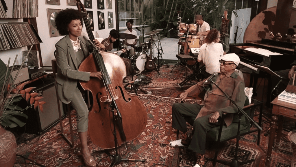 Milton Nascimento (dir.) recebe a americana Esperanza Spalding em sua casa no Rio para gravação de show da NPR | Reprodução