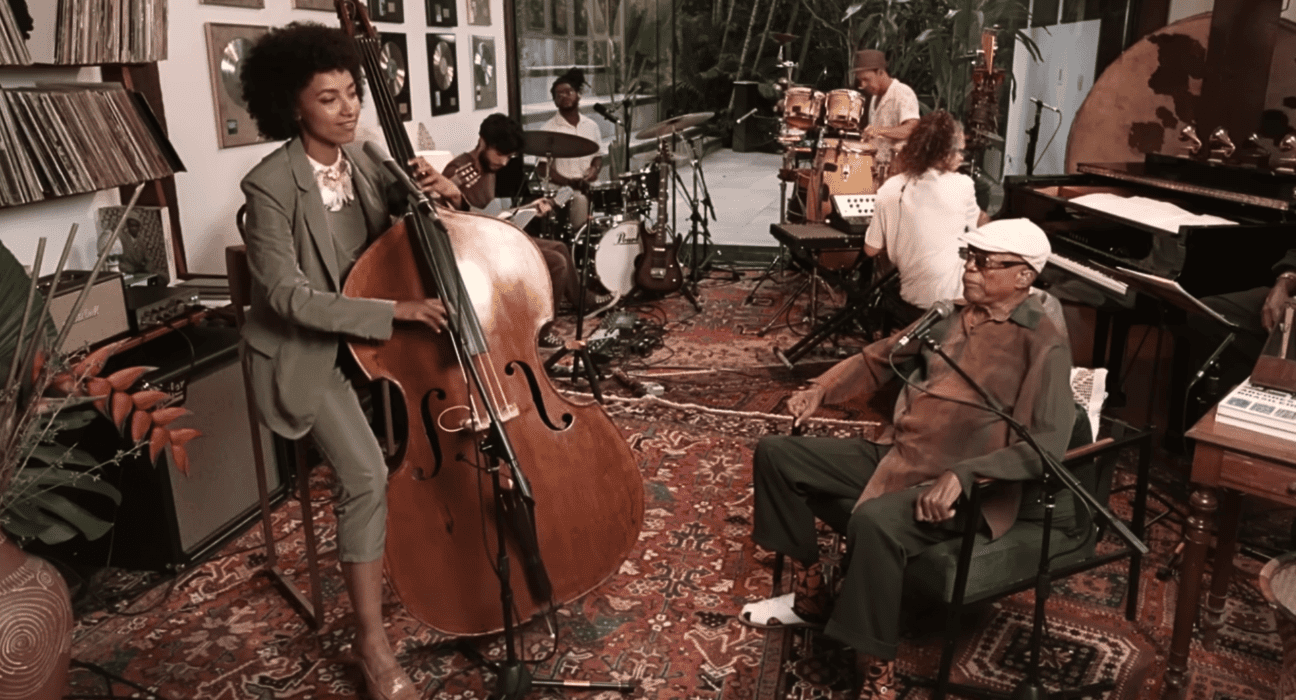 Milton Nascimento (dir.) recebe a americana Esperanza Spalding em sua casa no Rio para gravação de show da NPR | Reprodução