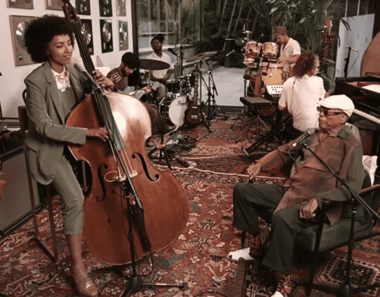 Milton Nascimento (dir.) recebe a americana Esperanza Spalding em sua casa no Rio para gravação de show da NPR | Reprodução