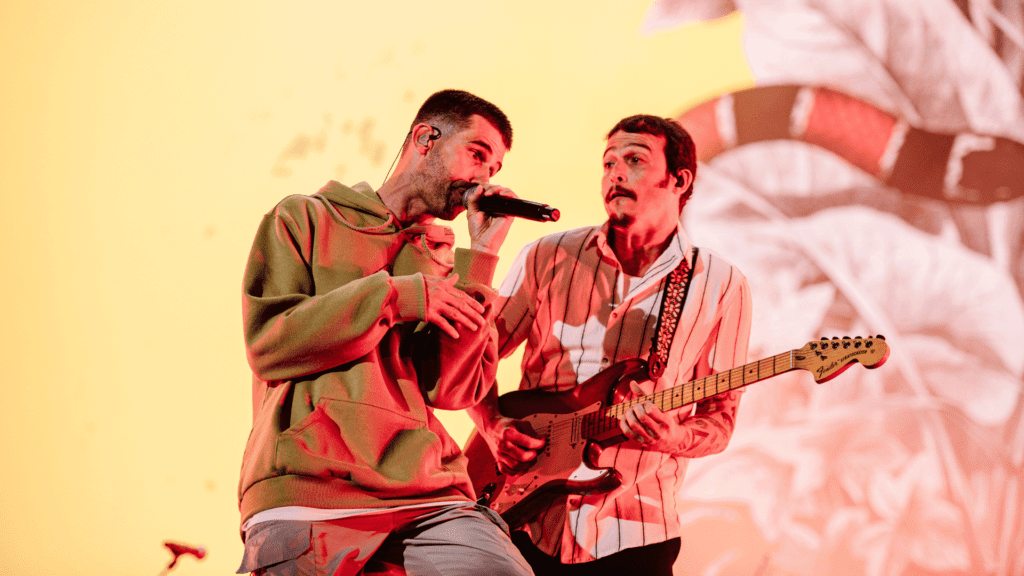 Vitor Isensee (esq.) e Danilo Cutrim em show do Forfun no Allianz Parque, em São Paulo | Alexandre Woloch - 9.ago.2024/CRIAmov/Divulgação