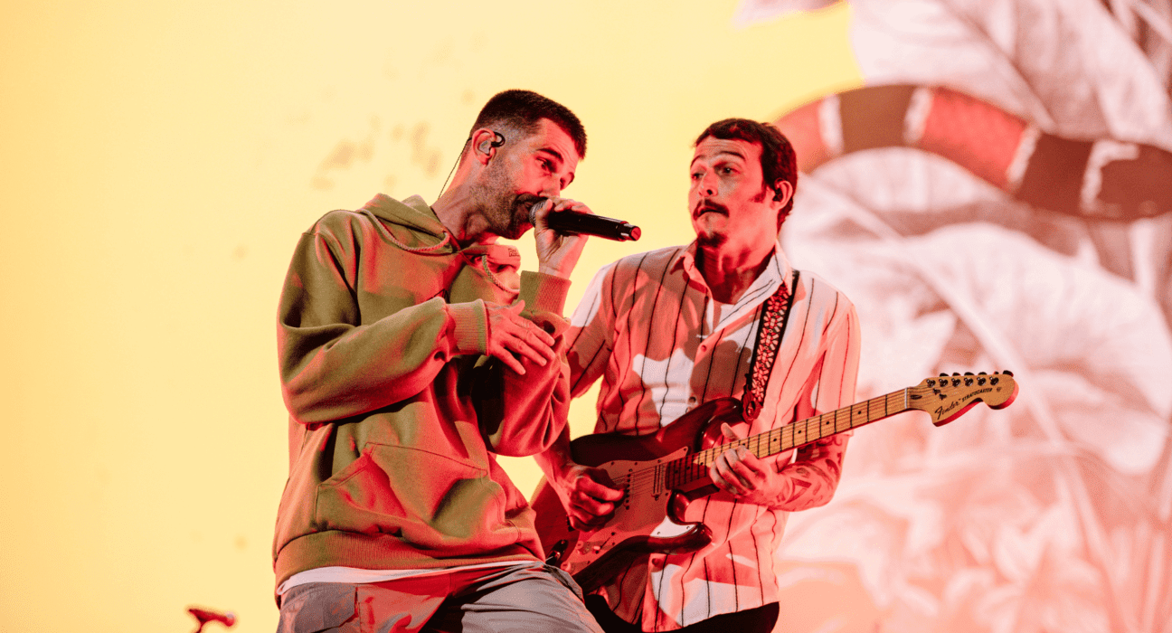 Vitor Isensee (esq.) e Danilo Cutrim em show do Forfun no Allianz Parque, em São Paulo | Alexandre Woloch - 9.ago.2024/CRIAmov/Divulgação