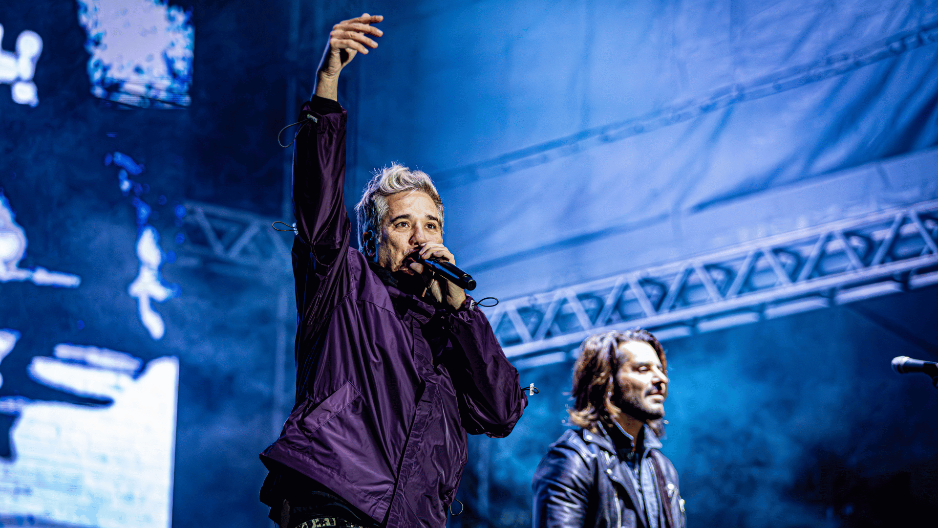 Vocalista Rogério Flausino (esq.) e guitarrista Marco Túlio em show do Jota Quest no Festival Olímpico Parque Time Brasil, no parque Villa-Lobos, em São Paulo | Danilo Fernandes - 10.ago..2024/Fotoap/Divulgação