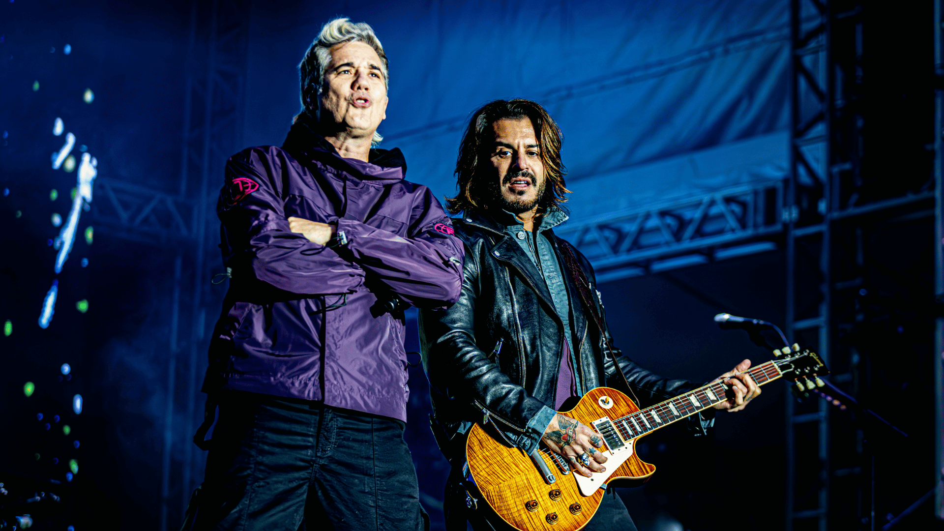 Vocalista Rogério Flausino (esq.) e guitarrista Marco Túlio em show do Jota Quest no Festival Olímpico Parque Time Brasil, no parque Villa-Lobos, em São Paulo | Danilo Fernandes - 10.ago..2024/Fotoap/Divulgação