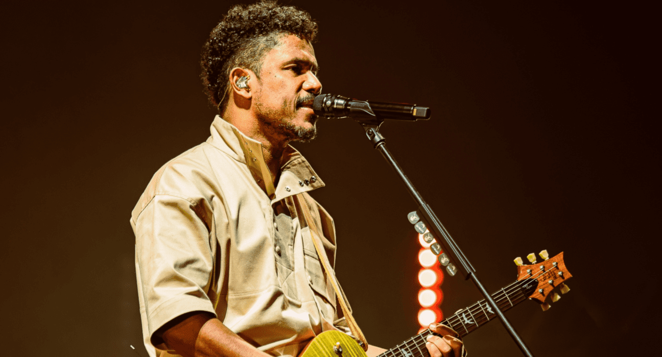 Alexandre Carlo, vocalista do Natiruts, em primeiro show da turnê de despedida, 'Leve com Você', na Arena BRB Mané Garrinchas | 8.jun.2024/Cria.Mov/Divulgação