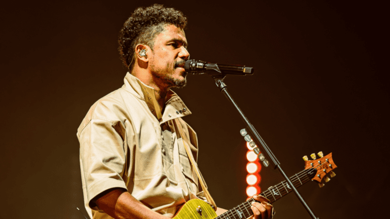 Alexandre Carlo, vocalista do Natiruts, em primeiro show da turnê de despedida, 'Leve com Você', na Arena BRB Mané Garrinchas | 8.jun.2024/Cria.Mov/Divulgação