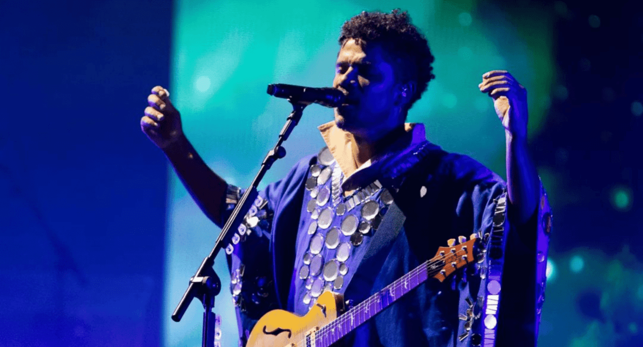 Alexandre Carlo, vocalista do Natiruts, no primeiro show da turnê "Leve com Você" no Allianz Parque, na zona oeste de São Paulo | 25.ago.2024/Divulgação