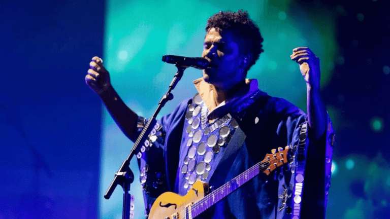 Alexandre Carlo, vocalista do Natiruts, no primeiro show da turnê "Leve com Você" no Allianz Parque, na zona oeste de São Paulo | 25.ago.2024/Divulgação