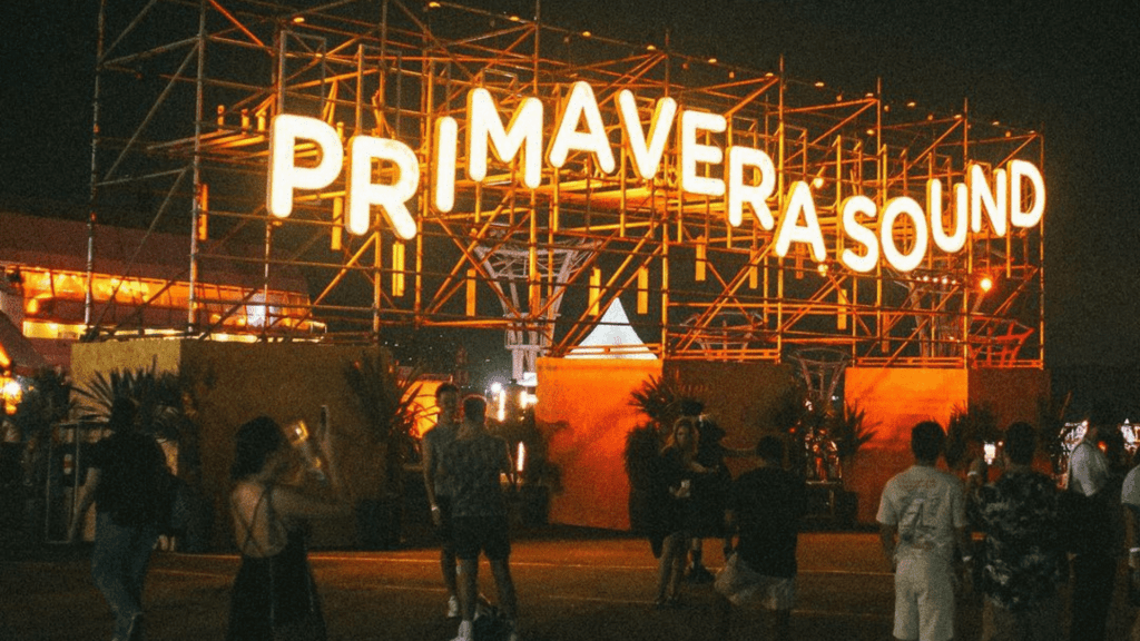 Letreiro tradicional do festival Primavera Sound, instalado na segunda edição do evento no autódromo de Interlagos, em São Paulo | 2.dez.2023/Flashbang/Divulgação