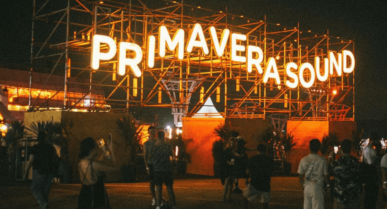 Letreiro tradicional do festival Primavera Sound, instalado na segunda edição do evento no autódromo de Interlagos, em São Paulo | 2.dez.2023/Flashbang/Divulgação