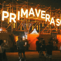 Letreiro tradicional do festival Primavera Sound, instalado na segunda edição do evento no autódromo de Interlagos, em São Paulo | 2.dez.2023/Flashbang/Divulgação