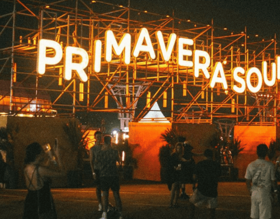 Letreiro tradicional do festival Primavera Sound, instalado na segunda edição do evento no autódromo de Interlagos, em São Paulo | 2.dez.2023/Flashbang/Divulgação