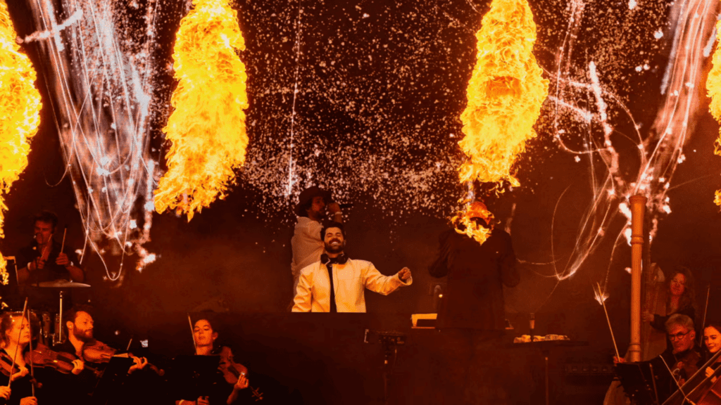 Alok (centro) com Zeeba (esq.) em show do Countdown to Tomorrowland Brasil, em São Paulo | 29.ago.2024/Divulgação