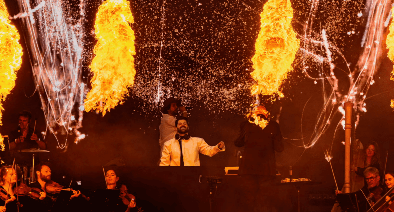 Alok (centro) com Zeeba (esq.) em show do Countdown to Tomorrowland Brasil, em São Paulo | 29.ago.2024/Divulgação