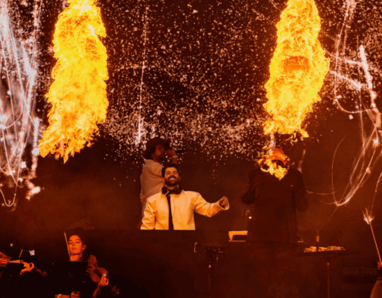 Alok (centro) com Zeeba (esq.) em show do Countdown to Tomorrowland Brasil, em São Paulo | 29.ago.2024/Divulgação