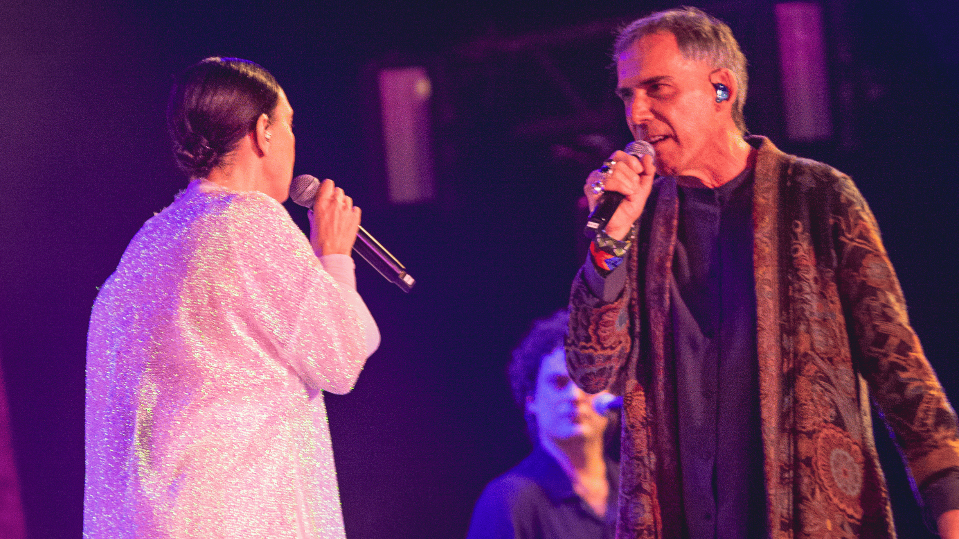 Adriana Calcanhotto (esq.) e Arnaldo Antunes em show no palco principal do Coala Festival, no Memorial da América Latina | 6.set.2024/Divulgação