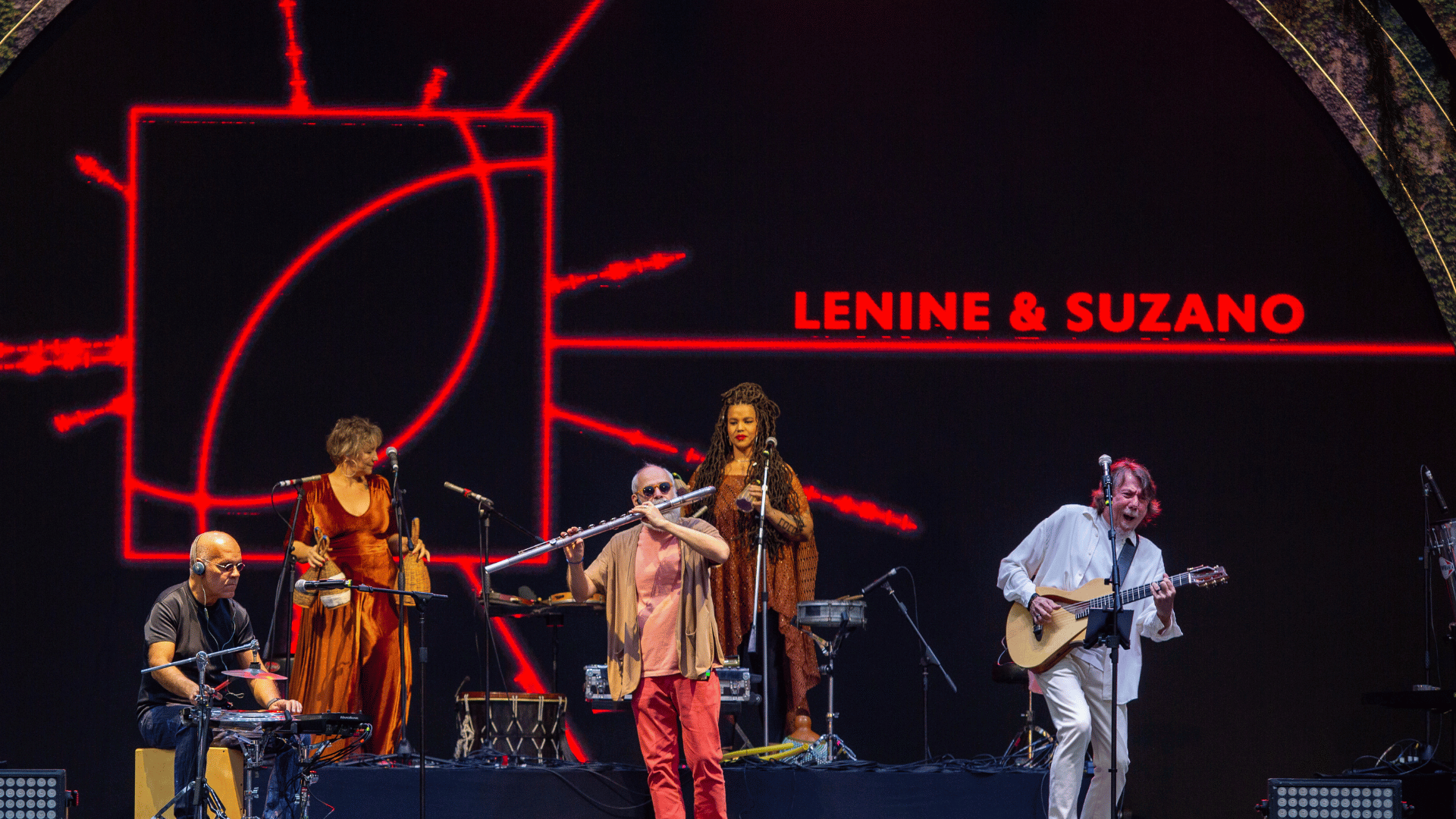 Lenine (dir.) e Suzano em show no palco principal do Coala Festival, no Memorial da América Latina | 6.set.2024/Divulgação