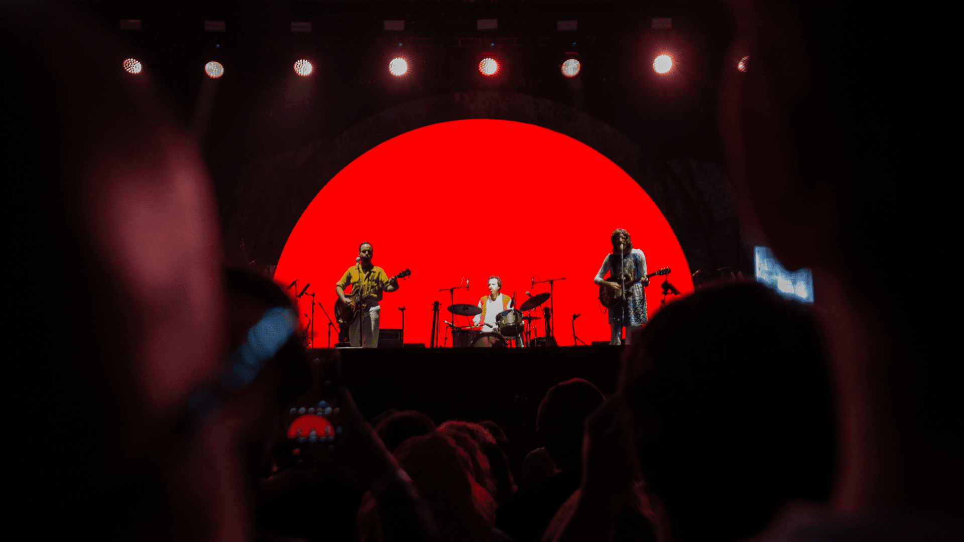 Banda O Terno em show no palco principal do Coala Festival, no Memorial da América Latina | 6.set.2024/Divulgação