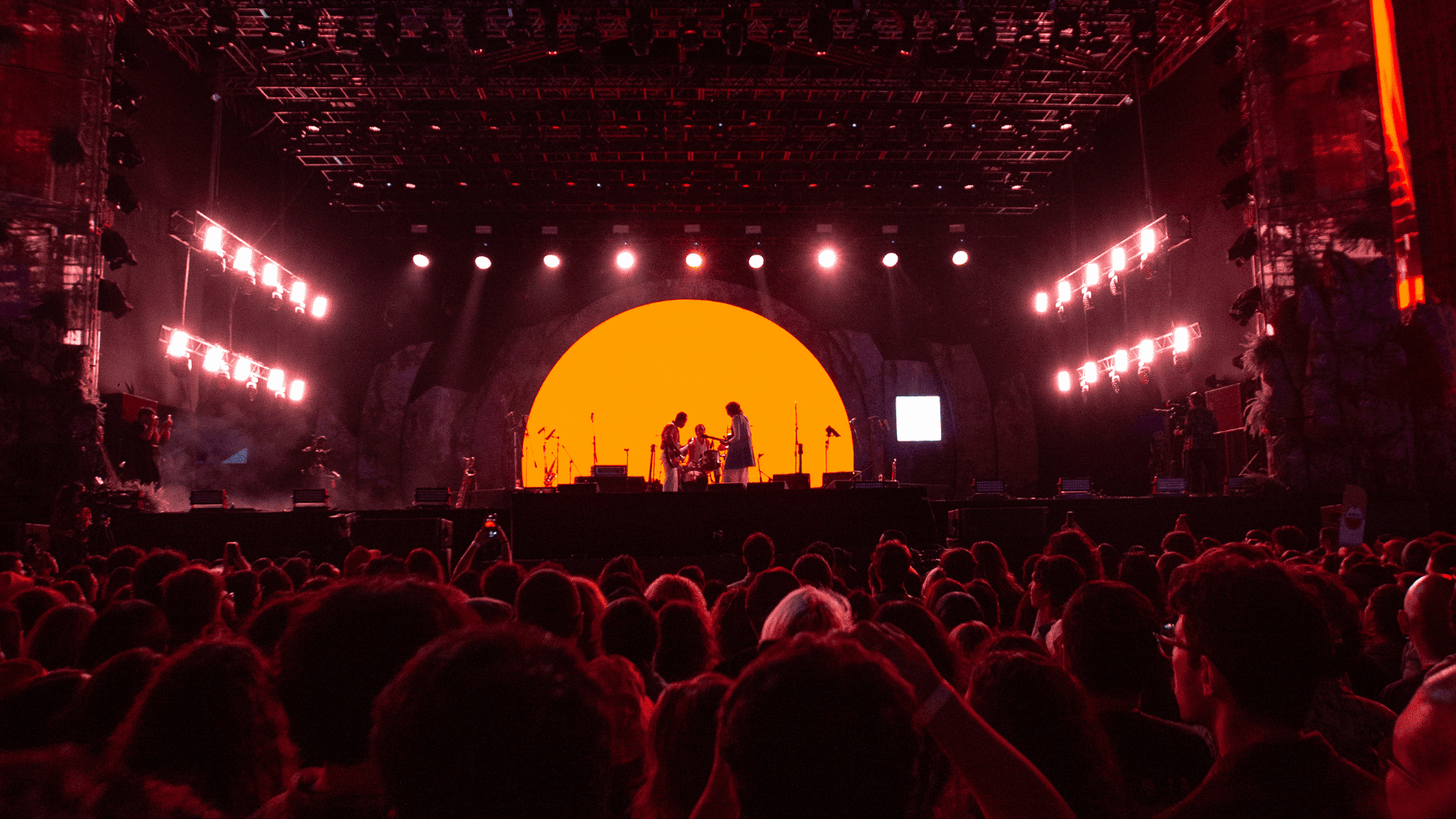 Banda O Terno em show no palco principal do Coala Festival, no Memorial da América Latina | 6.set.2024/Divulgação