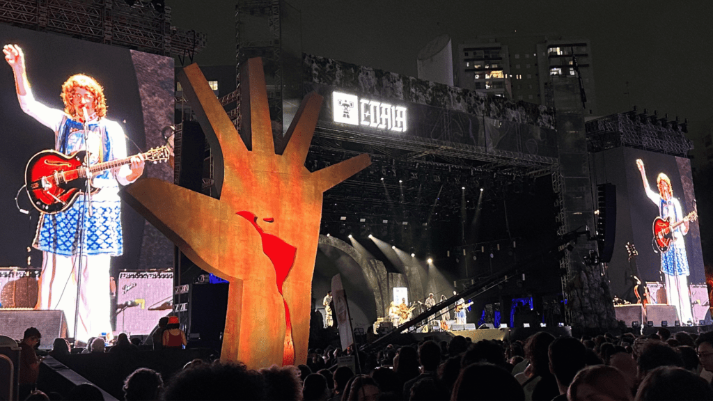 Banda O Terno em show no palco principal do Coala Festival, no Memorial da América Latina | Amon Borges - 6.set.2024/Portal Lineup