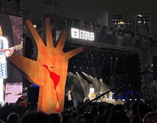 Banda O Terno em show no palco principal do Coala Festival, no Memorial da América Latina | Amon Borges - 6.set.2024/Portal Lineup