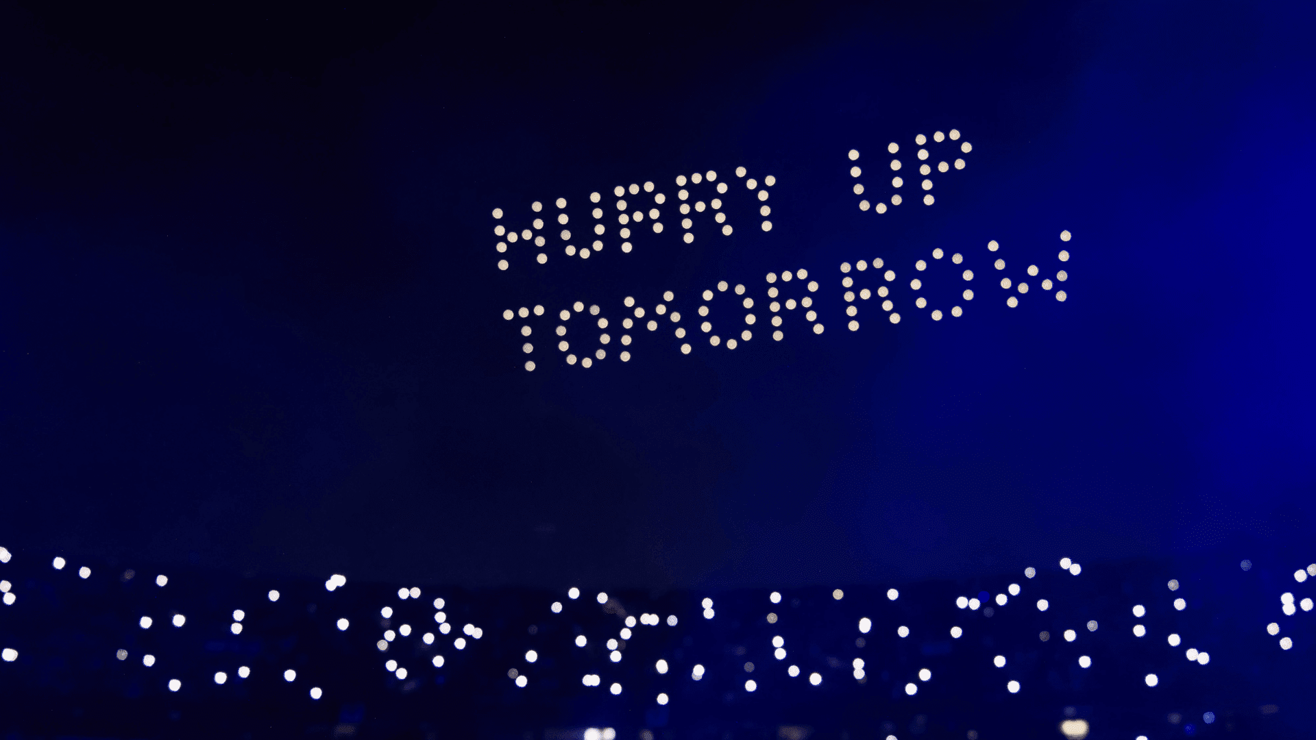 Frota de 150 drones forma "Hurry Up Tomorrow" no céu do estádio Morumbis, em São Paulo, após show de The Weeknd | Pedro Vilela - 7.set.2024/Getty Images/Divulgação