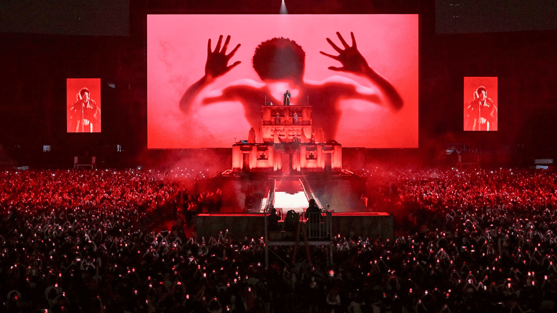 Cantor canadense The Weeknd em show para 70 mil fãs no estádio Morumbis, em São Paulo | Wagner Meier e Pedro Viela - 7.set.2024/Getty Images/Divulgação