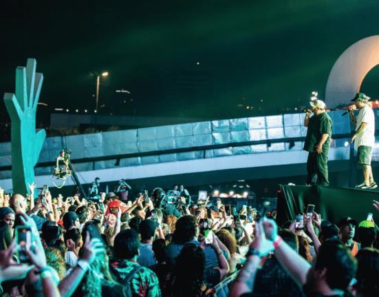 BNegão (esq.) e Marcelo D2 no palco em show do Planet Hemp no Coala Festival, no Memorial da América Latina, em São Paulo | 8.set.2024/Divulgação