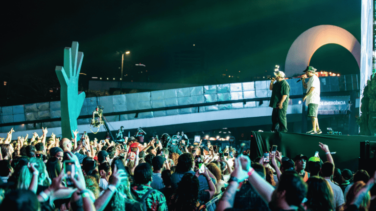 BNegão (esq.) e Marcelo D2 no palco em show do Planet Hemp no Coala Festival, no Memorial da América Latina, em São Paulo | 8.set.2024/Divulgação