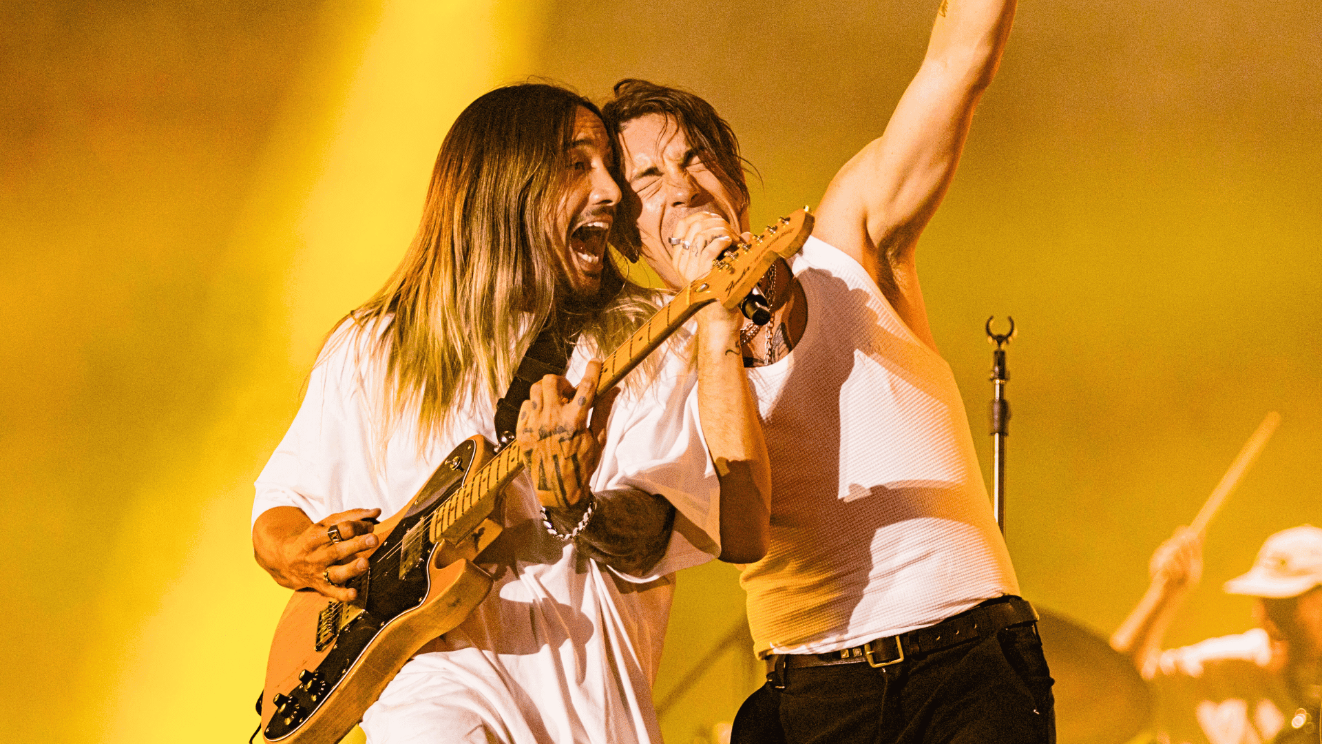 Guitarrista Gee Rocha (esq.) e vocalista Di Ferrero em show do NX Zero no palco Sunset do Rock in Rio, no Parque Olímpico, na zona oeste do Rio de Janeiro | 14.set.2024/Divulgação