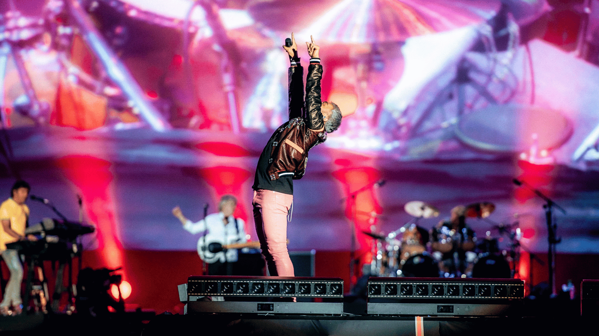 Vocalista Arnel Pineda em show da banda Journey no palco Mundo do Rock in Rio, no Parque Olímpico na zona oeste do Rio | 15.set.2024/Divulgação