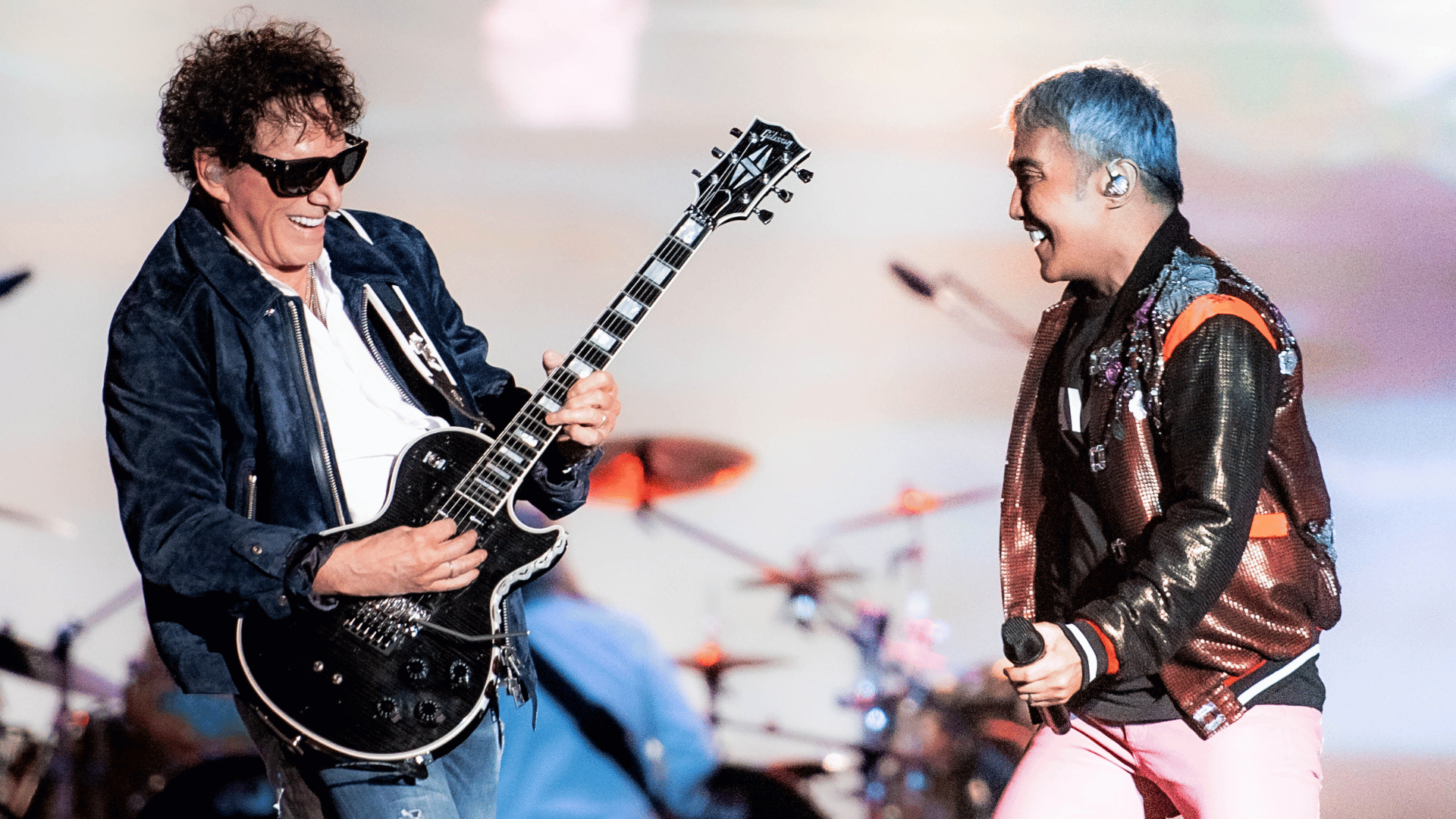 Guitarrista Neal Schon (esq.) e vocalista Arnel Pineda em show da banda Journey no palco Mundo do Rock in Rio, no Parque Olímpico na zona oeste do Rio | 15.set.2024/Divulgação