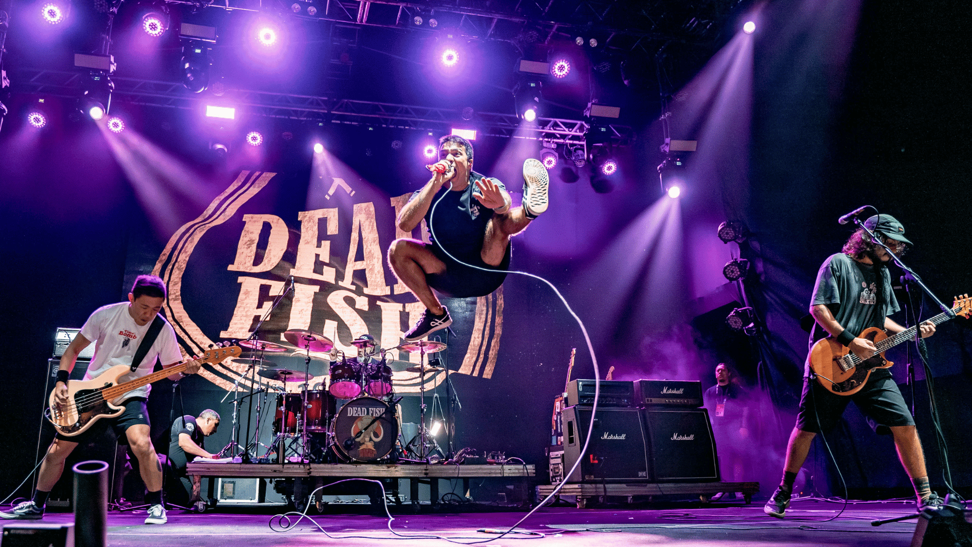 Rodrigo Lima (centro), vocalista do Dead Fish, em show no palco Supernova do Rock in Rio, no Parque Olímpico na zona oeste do Rio | 15.set.2024/Divulgação