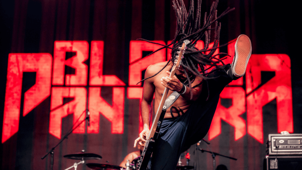 Chaene da Gama, baixista do Black Pantera da banda Crypta, em show no palco Supernova do Rock in Rio, no Parque Olímpico na zona oeste do Rio | 15.set.2024/Divulgação