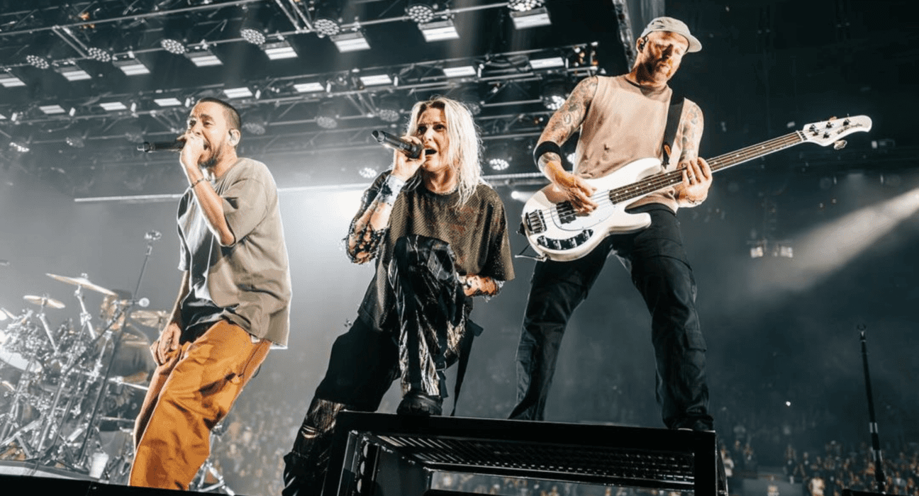 Da esq. para dir, Mike Shinoda, Emily Armstrong e Dave “Phoenix” Farrell em show do Linkin Park no Kia Forum, em Los Angeles, na Califórnia | 11.set.2024/Alive Coverage/Divulgação