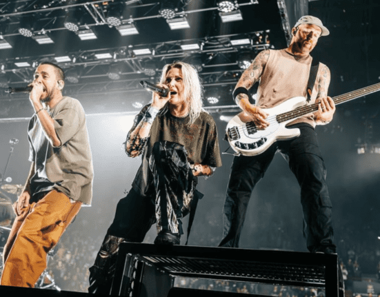 Da esq. para dir, Mike Shinoda, Emily Armstrong e Dave “Phoenix” Farrell em show do Linkin Park no Kia Forum, em Los Angeles, na Califórnia | 11.set.2024/Alive Coverage/Divulgação