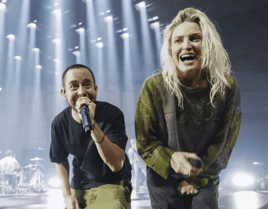 Guitarrista Mike Shinoda (esq.) e vocalista Emily Armstrong em show do Linkin Park no Barclays Center de Nova York | 16.set.2024/Reprodução